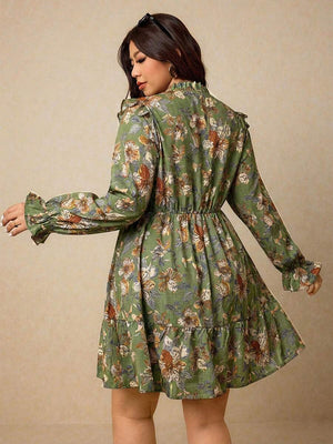 Primer plano del torso de una mujer con vestido floral verde de cuello alto y detalle de volantes en los hombros.