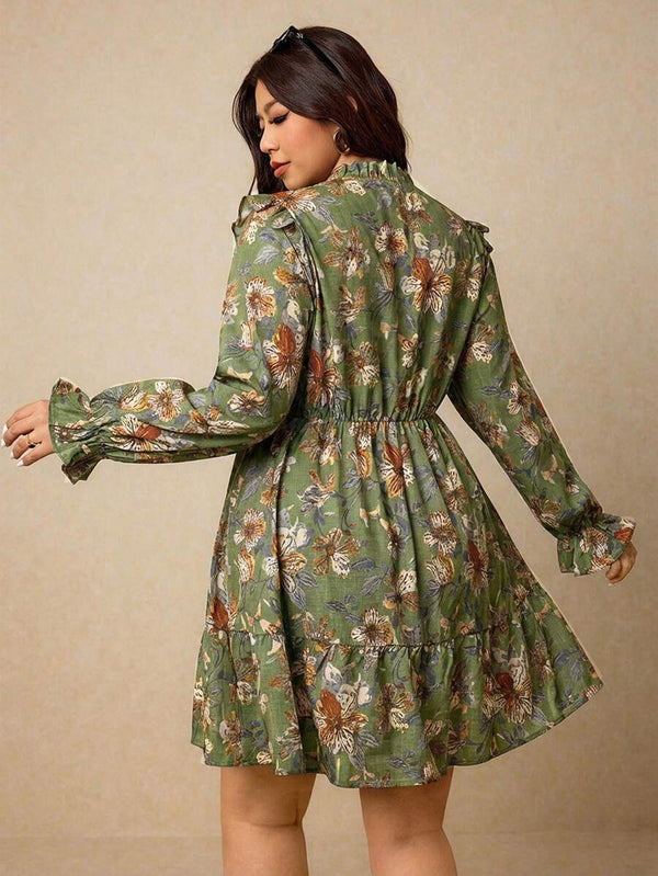 Primer plano del torso de una mujer con vestido floral verde de cuello alto y detalle de volantes en los hombros.