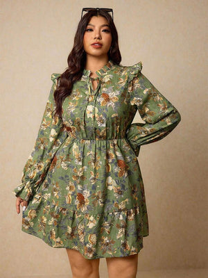 Detalle de las piernas de una mujer usando botas vaqueras marrones con un vestido floral verde con bajo de volante.