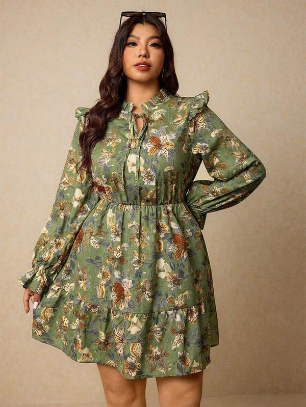 Detalle de las piernas de una mujer usando botas vaqueras marrones con un vestido floral verde con bajo de volante.