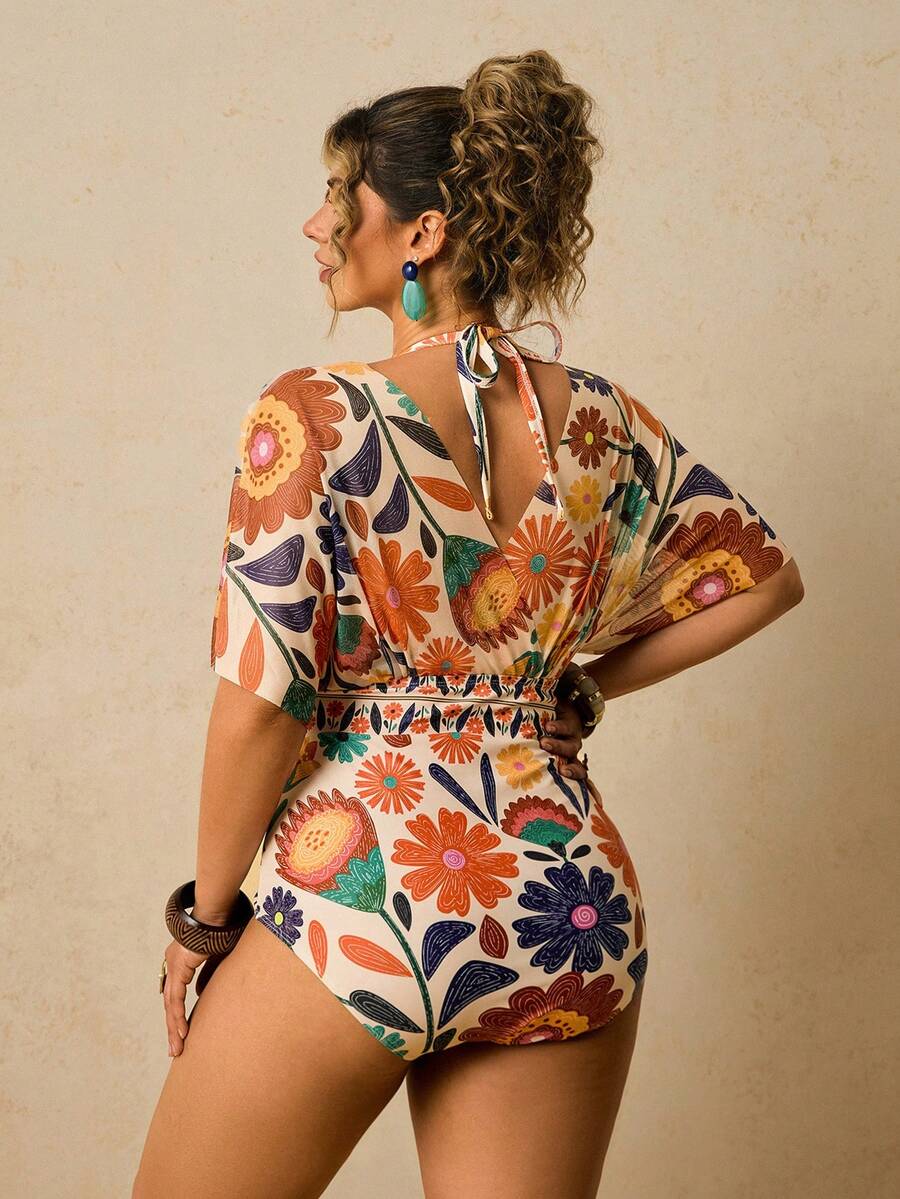 Vista frontal de un traje de baño entero floral estilo bohemio con escote en V pronunciado y mangas anchas.