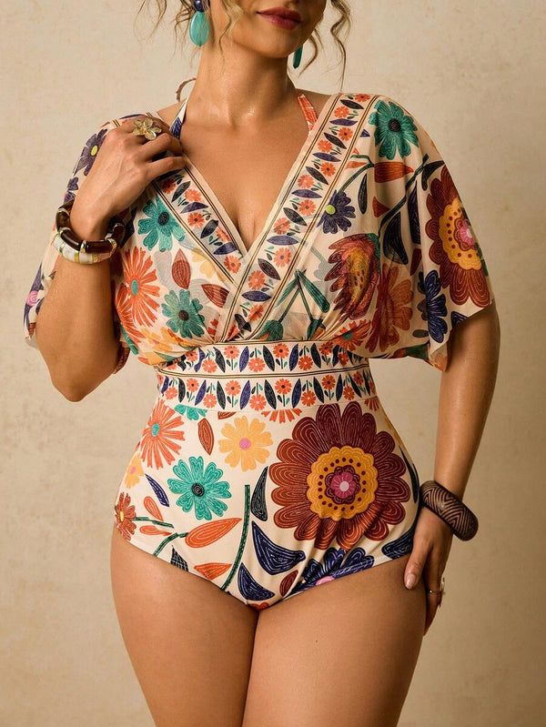 Detalle de la parte inferior y la cintura alta de un traje de baño con estampado floral grande.