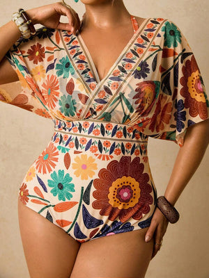 Vista frontal de un traje de baño entero floral estilo bohemio con escote en V pronunciado y mangas anchas.