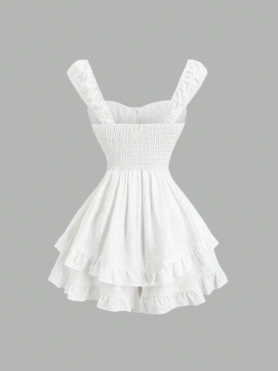 Vista frontal de un vestido romper blanco con estilo corsé y falda de doble volante.