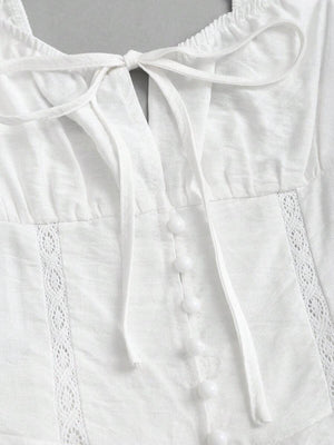 Detalle de la parte inferior del romper blanco mostrando la falda de dos capas con volantes.