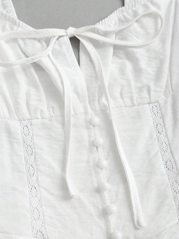 Detalle de la parte inferior del romper blanco mostrando la falda de dos capas con volantes.