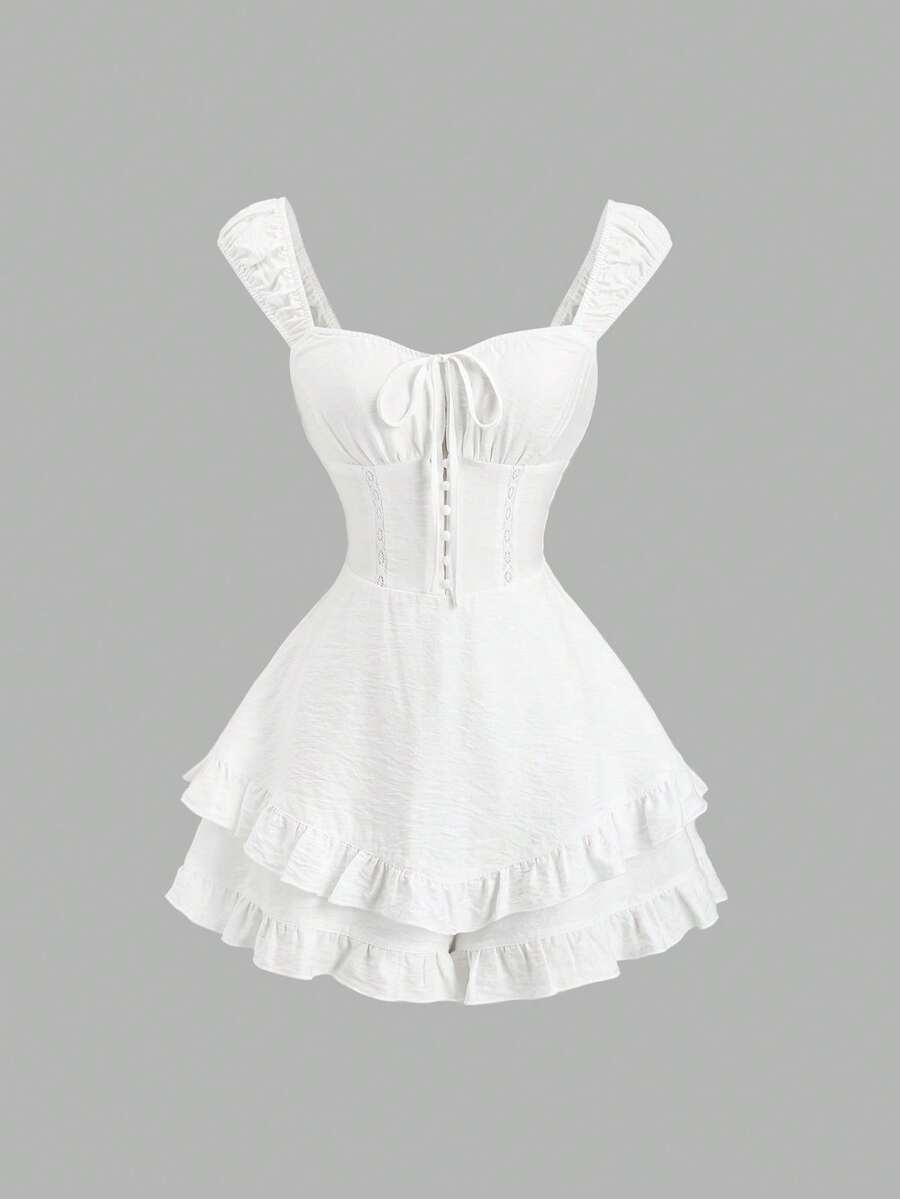 Vista frontal de un vestido romper blanco con estilo corsé y falda de doble volante.