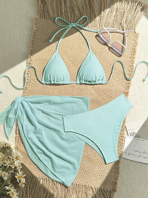 Braga bikini celeste de tres piezas con pareo transparente
