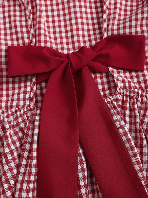 Imagen 3: Detalle de cerca del romántico nudo en el Vestido Corto A Cuadros.