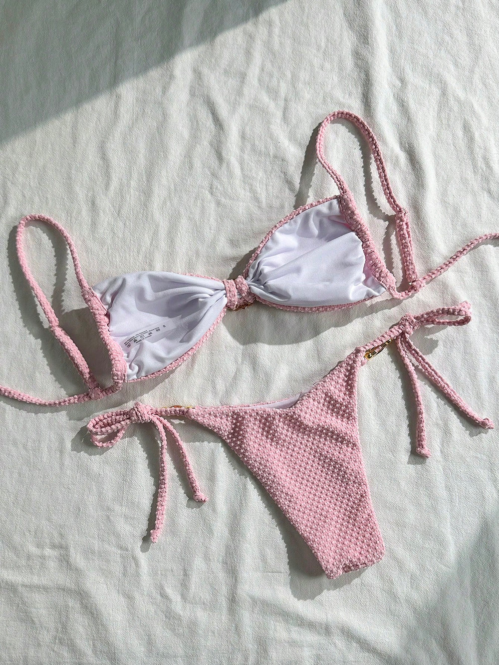 Bikini Rosa Textura set completo con detalle de concha dorada.