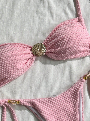 Bikini Rosa Textura detalle del top con textura y concha metálica.