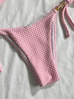 Bikini Rosa Textura detalle de braga con lazo y herrajes dorados.
