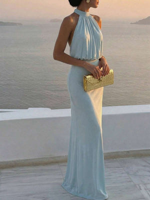 Vista de perfil de un vestido largo elegante color azul claro con detalle de espalda descubierta.