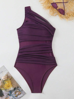 Look de playa con traje de baño entero color burdeos y diseño elegante.