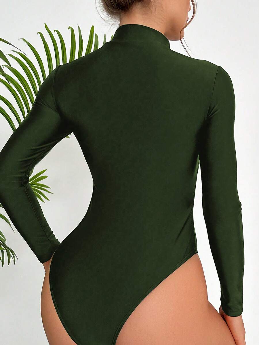 Body verde olivo de manga larga con cremallera frontal y cuello alto.
