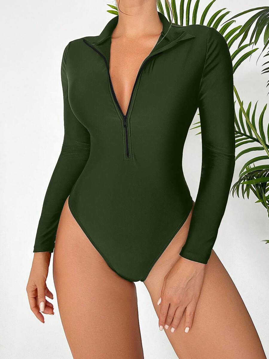 Body verde olivo de manga larga con cremallera frontal y cuello alto.