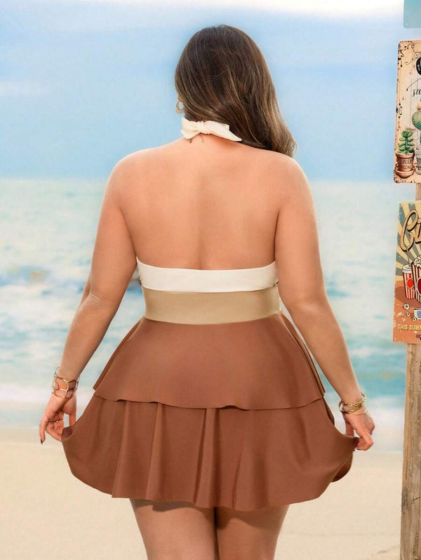 Primer plano de una mujer sonriendo usando un traje de baño con escote en V profundo y tirantes halter.
