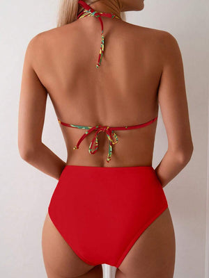 Detalle del estampado tropical y volantes en el top del bikini