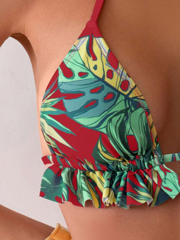 Mujer posando con traje de baño tropical de dos piezas en color rojo y estampado vibrante