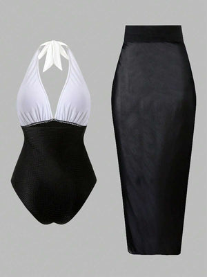 Look completo del conjunto de baño elegante en blanco y negro con falda pareo y accesorios de playa.