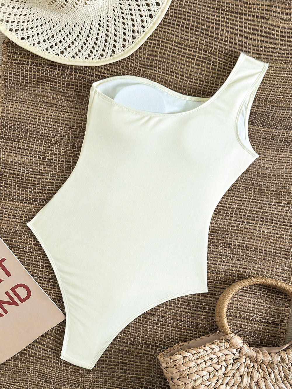 Traje de baño asimétrico beis de una pieza vista frontal
