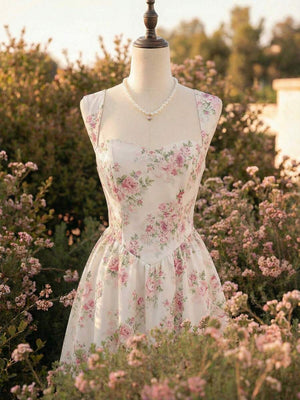 Vista lateral de la silueta fluida de un vestido de verano con estampado floral.