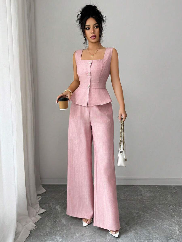 Detalle del top sin mangas con cuello cuadrado y botones de perla del conjunto rosa.