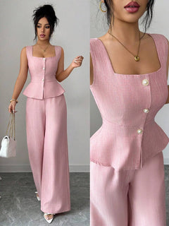 Conjunto elegante de dos piezas color rosa con top peplum y pantalón palazzo.