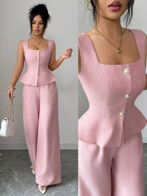 Conjunto elegante de dos piezas color rosa con top peplum y pantalón palazzo.
