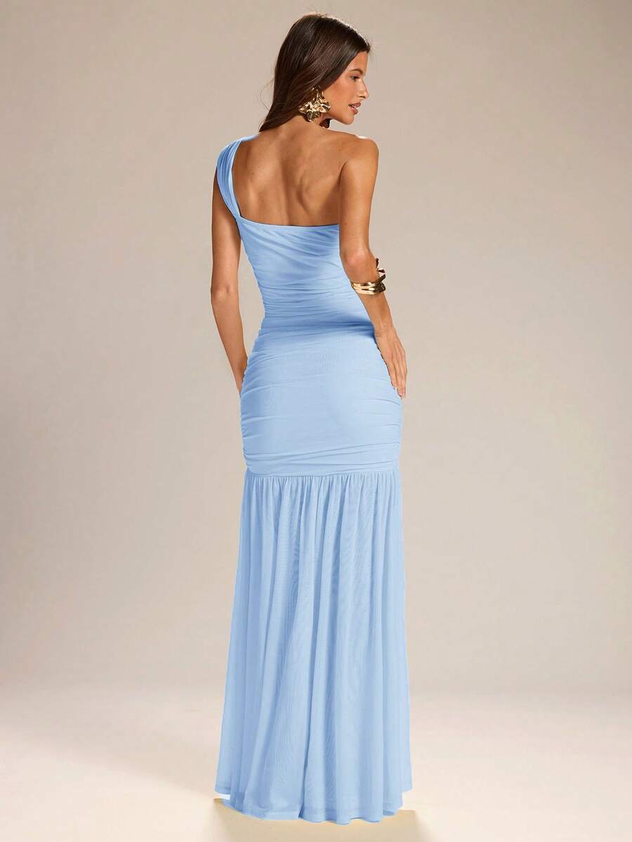 Vestido largo de fiesta color celeste con escote asimétrico de un hombro y cuerpo fruncido.