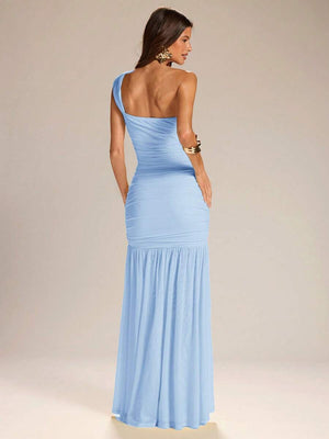 Vista frontal de una modelo luciendo un vestido maxi elegante celeste con detalle de nudo en el hombro.