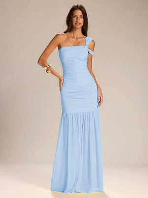 Detalle de la falda larga con bajo de volante de un vestido de gala color celeste.