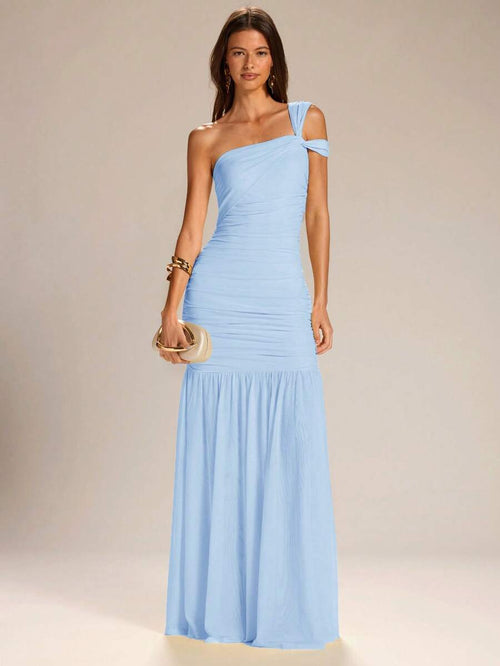 Vestido largo de fiesta color celeste con escote asimétrico de un hombro y cuerpo fruncido.