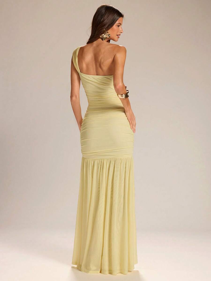 Vista frontal de una modelo luciendo un vestido largo amarillo claro de un solo hombro con drapeado en el cuerpo.