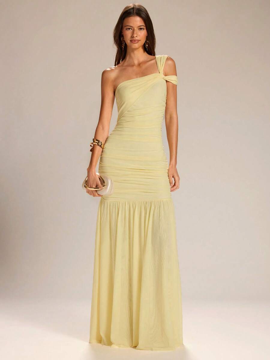 Vista frontal de una modelo luciendo un vestido largo amarillo claro de un solo hombro con drapeado en el cuerpo.