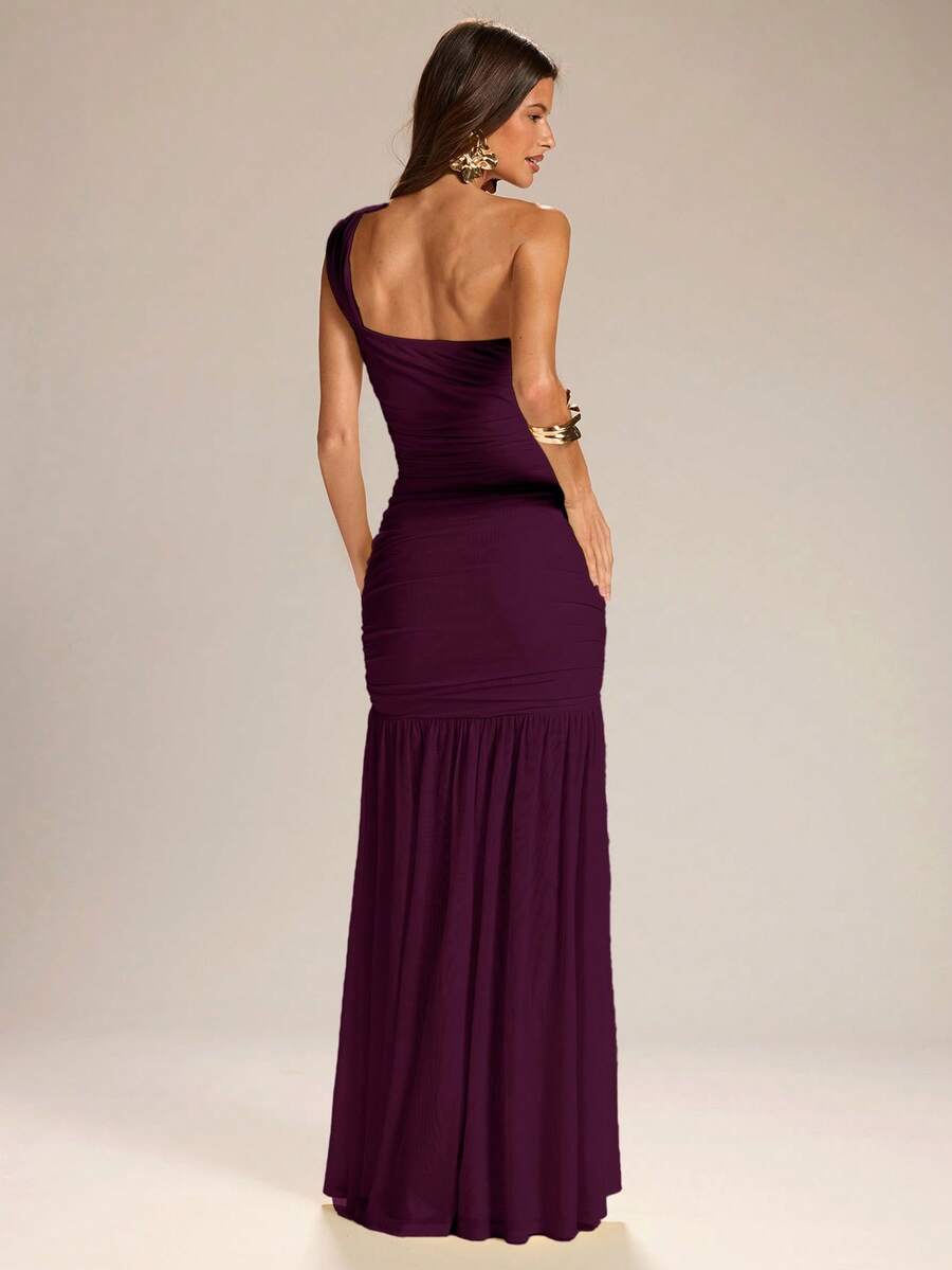Vista completa de una modelo luciendo un vestido largo morado de un solo hombro con detalle fruncido.