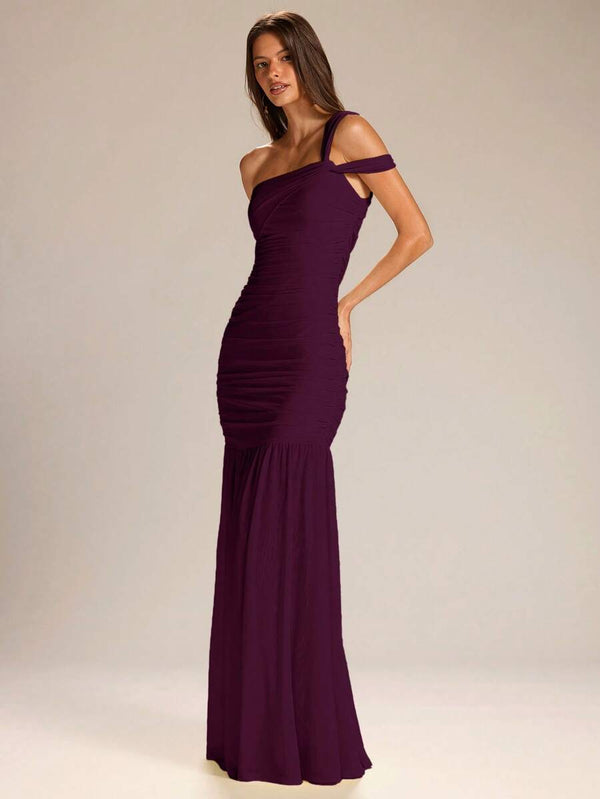 Vista de la falda larga y fluida del vestido morado elegante.