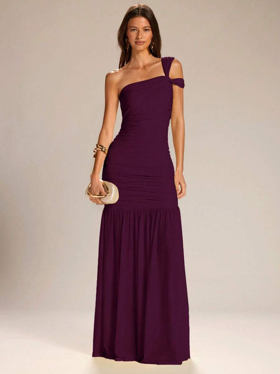 Vista completa de una modelo luciendo un vestido largo morado de un solo hombro con detalle fruncido.