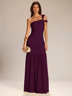 Vista completa de una modelo luciendo un vestido largo morado de un solo hombro con detalle fruncido.