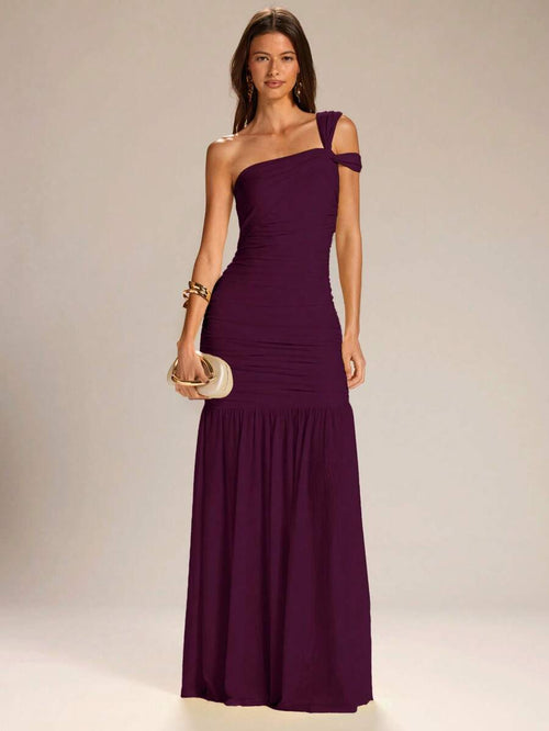 Vista completa de una modelo luciendo un vestido largo morado de un solo hombro con detalle fruncido.