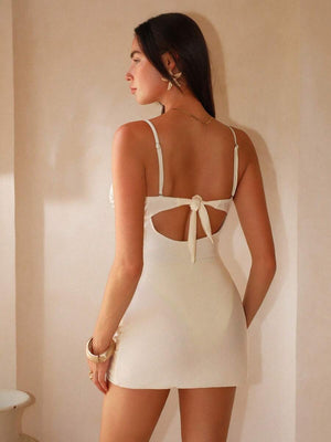 Vista frontal del body tipo corset color crudo con costuras verticales.