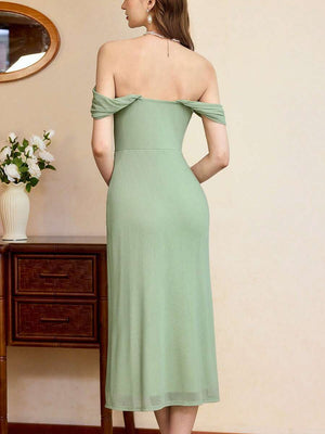Primer plano del escote de hombros descubiertos de un vestido verde menta.