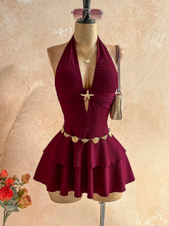 Vista frontal de un vestido corto halter color vino con detalle de estrella de mar y falda de volantes.