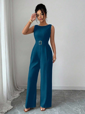 Detalle de la espalda lisa y ajustada de un jumpsuit sin mangas color azul petróleo.