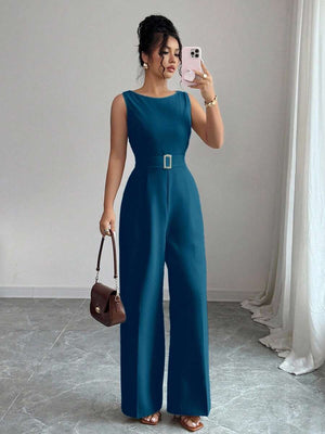 Vista de las piernas anchas y fluidas de un jumpsuit elegante azul petróleo.