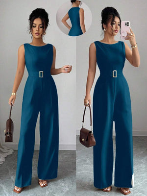 Vista frontal de una mujer luciendo un jumpsuit elegante azul petróleo de pierna ancha y sin mangas con cinturón.