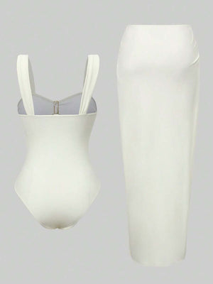 Primer plano del torso de un vestido blanco con tirantes anchos, escote cuadrado y detalles cut-out con botones dorados.