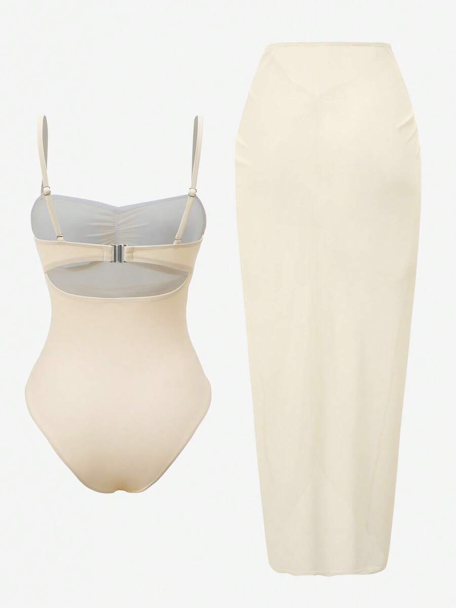 Conjunto de traje de baño de una pieza color beige con falda pareo a juego, mostrado en una composición de estilo.