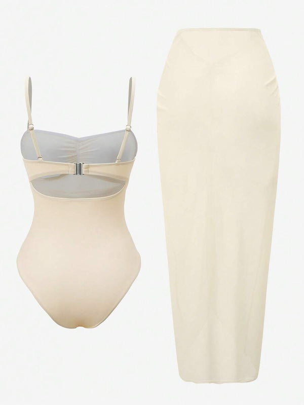Primer plano del top del traje de baño beige con tirantes ajustables y detalle fruncido en el busto.