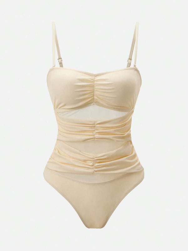 Vista frontal de la falda pareo larga color beige con un nudo decorativo en la cintura.